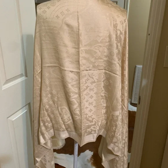 “Louis Vuitton” Scarf shawl 68"x27" new with tag - Picture 2 of 4